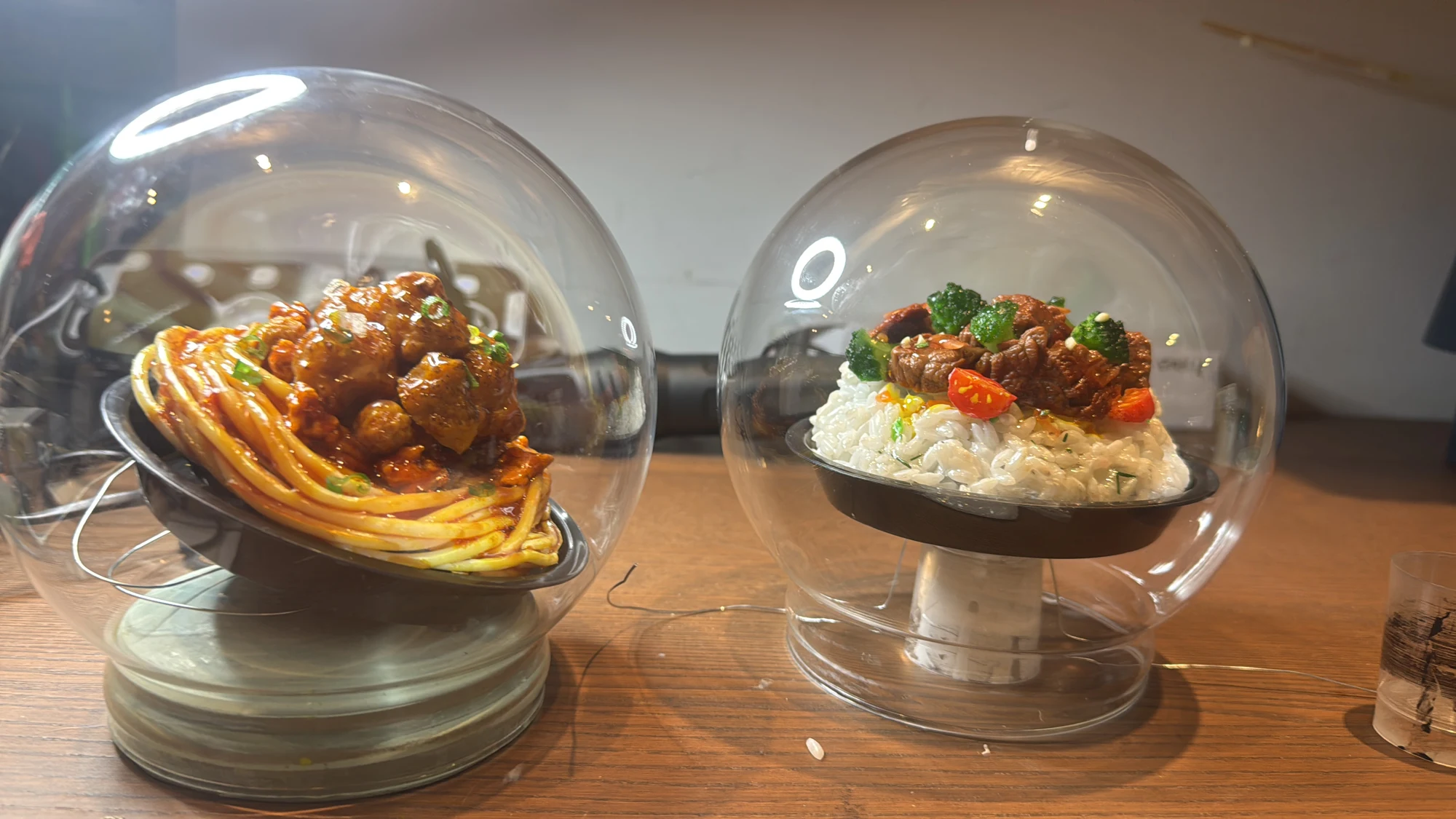 Comida bajo cúpulas